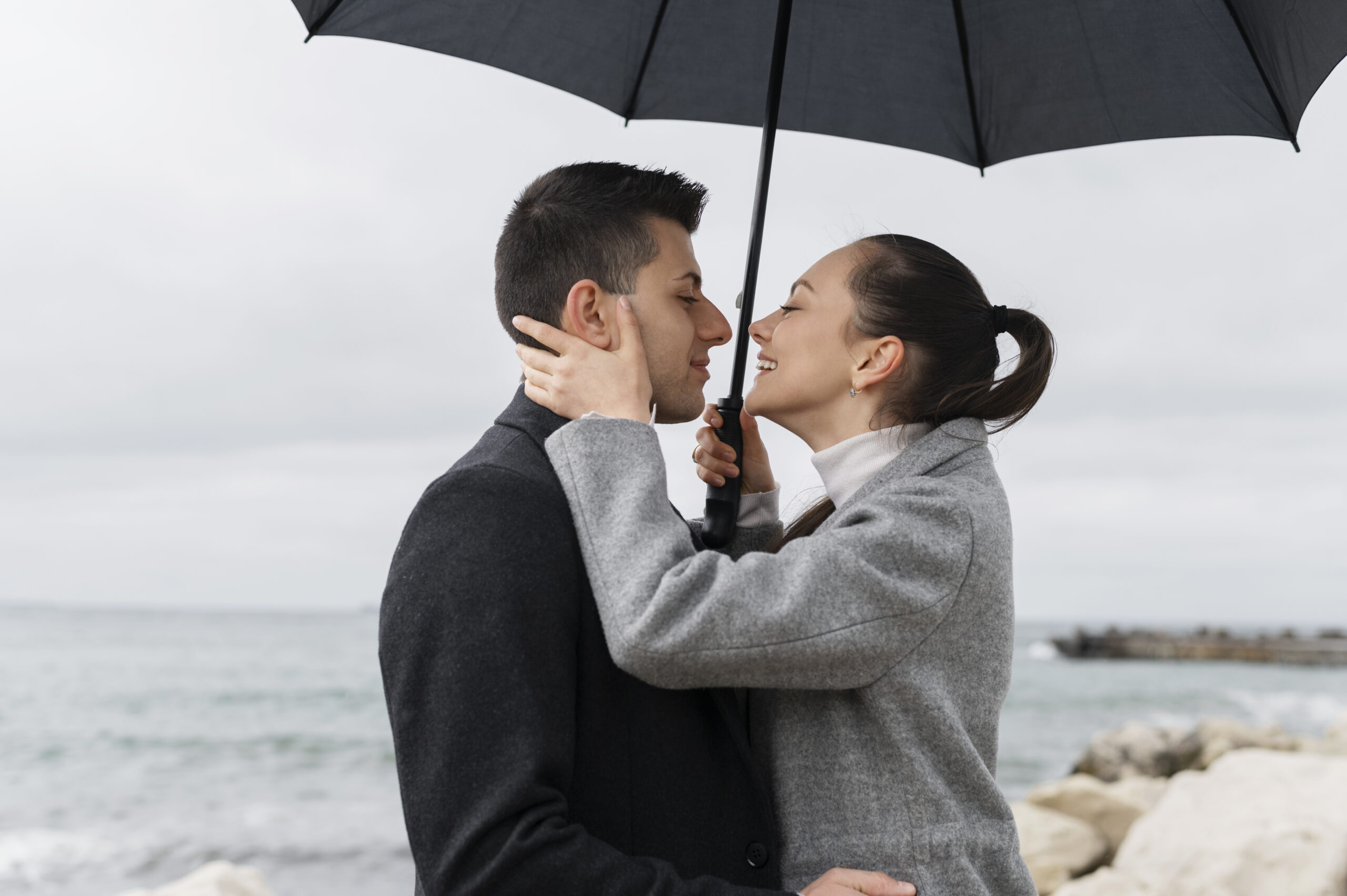 pareja-romantica-tiro-medio-paraguas